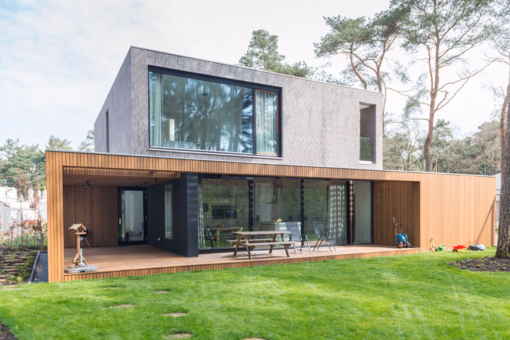 Stijlvolle nieuwbouwwoning met een minimalistisch ontwerp, houten accenten en een ruime tuin in een bosrijke omgeving.